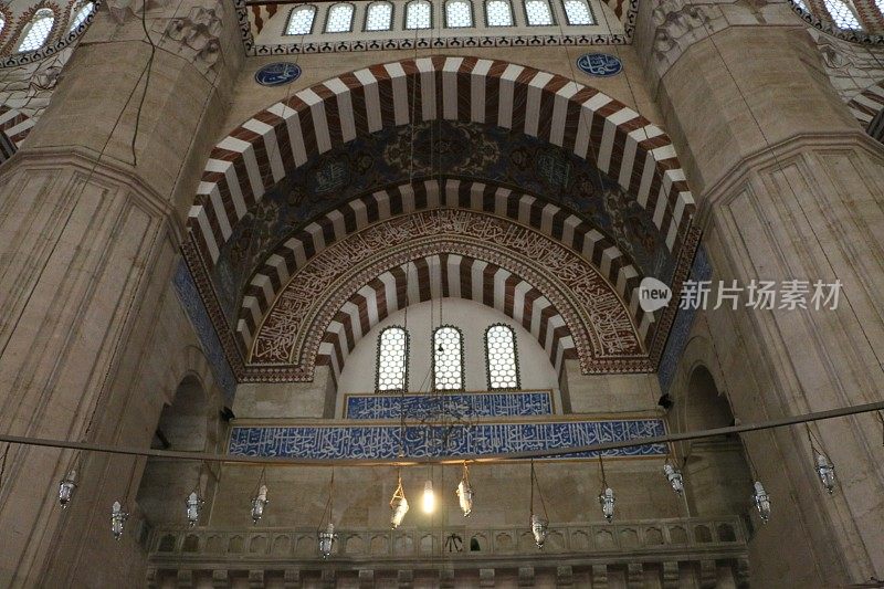 Edirne Selimiye清真寺天花板，圆柱，圆顶和墙壁细节，穹顶上有阿拉伯文字